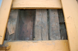 Felt 8: Her trapper laftet i tre trinn. Ett under dagens vindu og ett der det står 197. På det siste trinnet står det en beitski.