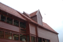 Arken er lukka med handhøvla bordkledning og teglstein på taket.