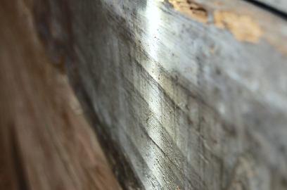 Verktøyspor på det gamle laftet. Vises som langsgående brede striper med en svak bue. Ved å studere disse kan en finne ut mye om verktøyet og andre forhold som omhandler bygningen